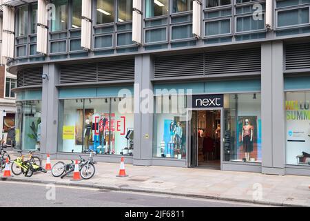 LONDRA, Regno Unito - 13 LUGLIO 2019: Il prossimo negozio di moda nella City of London. Next PLC è un marchio britannico di abbigliamento e calzature. Foto Stock