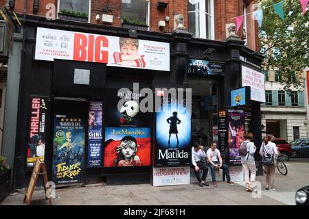 X“LONDRA, Regno Unito – 14 LUGLIO 2019: Le persone visitano l’ufficio di prenotazione dei biglietti per il teatro a Londra West End, Regno Unito. Nel 2013 i teatri del West End hanno venduto 14,5 milioni di biglietti. Foto Stock