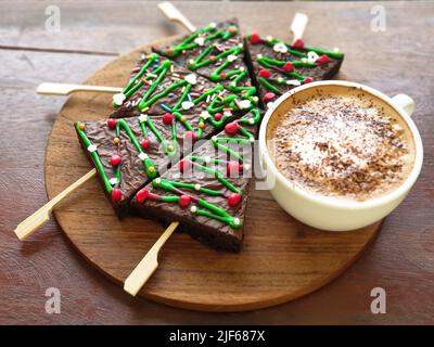 latte caffè caldo in caffè, in decorazione di natale. Foto Stock
