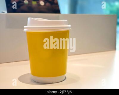 La tazza di carta da caffè di fronte alla caffetteria arabica è famosa e popolare per i turisti Foto Stock