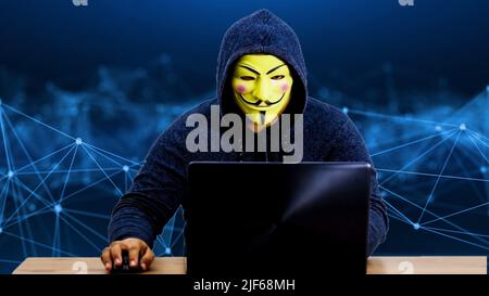 lo scammer chiama la vittima tenendo carte di credito in mano, truffatore internet Foto Stock