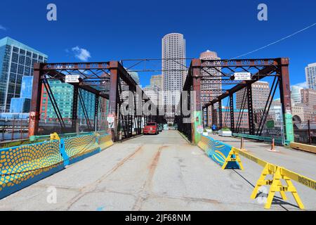 BOSTON, USA - 9 GIUGNO 2013: Skyline del centro di Boston visto da Northern Avenue Bridge. Boston è la città più grande del Massachusetts con circa 20 abitanti Foto Stock