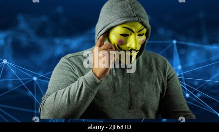 lo scammer chiama la vittima tenendo carte di credito in mano, truffatore internet Foto Stock