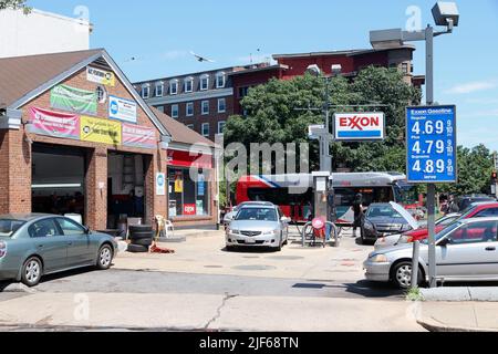 WASHINGTON, STATI UNITI D'America - 14 giugno 2013: la gente visita Exxon gas station in Washington, DC, Stati Uniti d'America. ExxonMobil è la terza più grande azienda al mondo in termini di ricavi Foto Stock