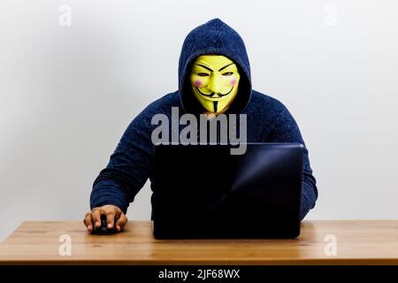 lo scammer chiama la vittima tenendo carte di credito in mano, truffatore internet Foto Stock