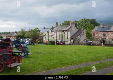 Zingari e il cavallo e trappole presso l'Appleby Horse Fair visitando il villaggio di Dufton vicino Appleby-in-Westmorland, Cumbria Foto Stock