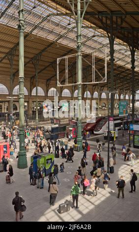 Passeggeri alla stazione Gare de Nord di Parigi, Francia, Europa Foto Stock