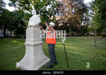 L'illustrazione mostra la rimozione di un monumento di tempeste generali dal suo posto originale nella piazza de Meeus da collocare altrove, in Ixelles - Elsene, Bruxelles, Giovedi 30 giugno 2022. Le tempeste generali di Emile erano parte dell'esplorazione in Congo, sotto il re Leopoldo II Nel giugno del 2020, il busto delle tempeste è stato vandalizzato con vernice rossa come parte della controversia che circonda il ruolo delle tempeste nelle prime fasi delle atrocità coloniali nello Stato libero del Congo. BELGA FOTO KATIM KAGHAT Foto Stock