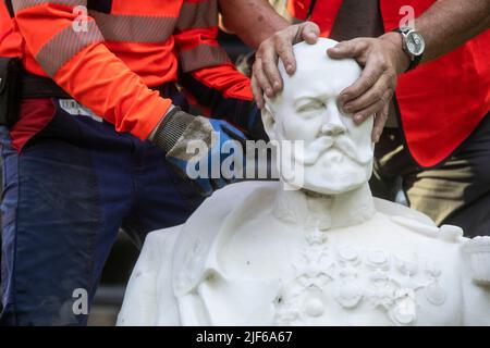 L'illustrazione mostra la rimozione di un monumento di tempeste generali dal suo posto originale nella piazza de Meeus da collocare altrove, in Ixelles - Elsene, Bruxelles, Giovedi 30 giugno 2022. Le tempeste generali di Emile erano parte dell'esplorazione in Congo, sotto il re Leopoldo II Nel giugno del 2020, il busto delle tempeste è stato vandalizzato con vernice rossa come parte della controversia che circonda il ruolo delle tempeste nelle prime fasi delle atrocità coloniali nello Stato libero del Congo. BELGA FOTO KATIM KAGHAT Foto Stock