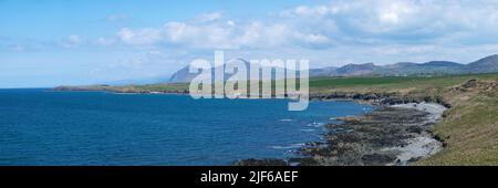 Una vista verso Yr Eifl sulla penisola di Llyn sulla penisola di Porth Dullaen dal Wales Coast Path. Foto Stock