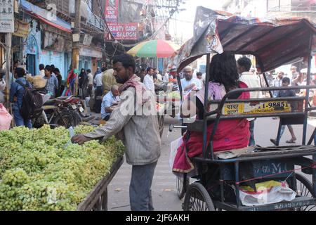 Venditore di frutta a Chandni Chowk, Chawri Bazaar, India Foto Stock