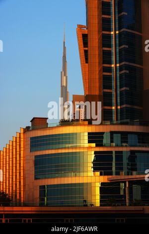 Burj Khalifa, moderne Architektur, Dubai Marina, Atemberaubende Aussicht auf die Skyline von Dubai mit Marriott Hotel, Foto Stock