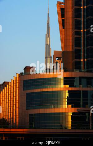 Burj Khalifa, moderne Architektur, Dubai Marina, Atemberaubende Aussicht auf die Skyline von Dubai mit Marriott Hotel, Foto Stock