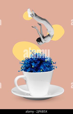 Collage creativo verticale di volare tranquilla ragazza nero bianco colori caduta caffè tazza fiori isolato su sfondo disegno Foto Stock