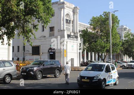 Uomo che cammina in un incrocio di Connaught Place Foto Stock