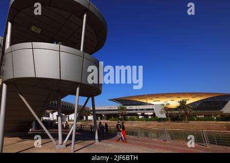 Dubai, U Bahn, Metro, Tram, Wolkenkratzer, moderne Architektur, Atemberaubende Aussicht auf die Skyline mit Hochhäuser, Skyscraper Hotels und Büros. Foto Stock