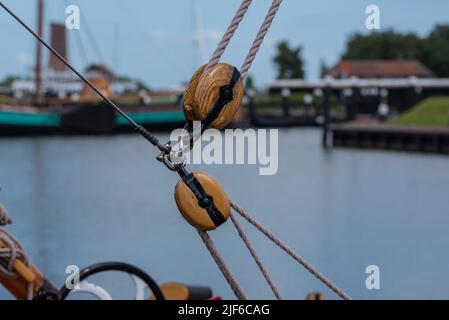 Enkhuizen, Paesi Bassi. Giugno 2022. Armamento di navi storiche a Enkhuizen. Foto di alta qualità. Messa a fuoco selettiva. Foto Stock