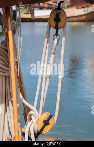 Enkhuizen, Paesi Bassi. Giugno 2022. Armamento di navi storiche a Enkhuizen. Foto di alta qualità. Messa a fuoco selettiva. Foto Stock