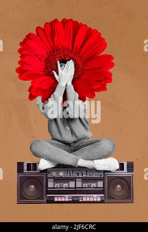 Creative 3D foto grafica pittura di divertente funky signora rosso fiore invece di testa seduta boom box isolato sfondo marrone Foto Stock