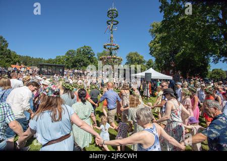 Midsummer a Malmkoping Svezia, estate, festa, ballo, famiglia, Bambini, felici, festeggiamenti. Foto: Bo Arrhed Foto Stock