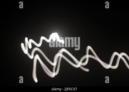 illuminazione moderna nelle notti scure Foto Stock