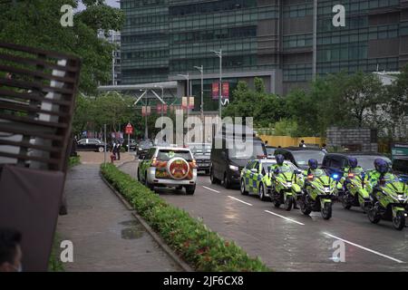 Hong Kong, 30/06/2022, Xi Jingping Motorcade a Science Park, Hong Kong. Il leader cinese si trova nella città della RAS per partecipare alla cerimonia del 25th per l'anniversario della consegna, così come al giuramento di Hong Kongs nuovo amministratore delegato, John Lee Foto Stock