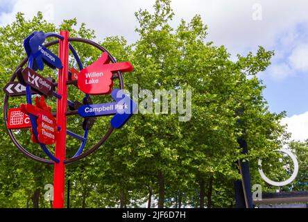 Cartello che mostra The Way to Campbell Park, Willen Lake, Playscape, Gallery & Milton Keynes Theatre a Milton Keynes, Buckinghamshire, Regno Unito nel mese di giugno MK Foto Stock