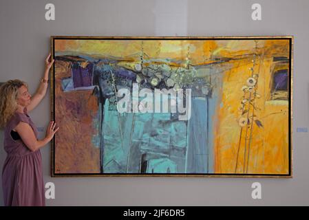 The Scottish Gallery, Dundas Street, Edimburgo, Scozia, Regno Unito. 30th giugno 2022. La Galleria accoglie una vivace collezione di artisti famosi tra cui Wilhelmina Barns-Graham, John Brown, Jake Harvey, Kurt Jackson e Alex Knubley. Foto: Foto: Fiona con Hollyhawks 2022 francese di John Brown, acilico a bordo. Photo Credit: Arch White/alamy Live news. Foto Stock