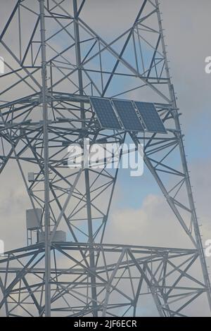 Plylon di rete elettrica con pannelli solari per l'alimentazione di apparecchiature di monitoraggio, Fiandre, Belgio Foto Stock
