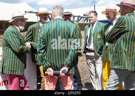 Henley, Oxfordshire, Inghilterra, Regno Unito 29 giugno 2022 giorno alla regata reale di Henley. Un gruppo di uomini indossa i colori del Doncaster Rowing Club Foto Stock