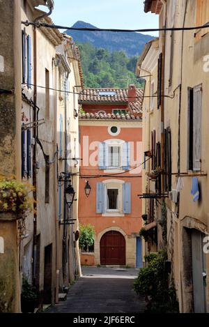 Strada stretta nel centro storico o quartiere storico di Nyons Drôme Francia Foto Stock