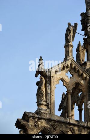 Pietra neogotica o gotica e statue della Cappella Notre-Dame-de-Bon-Secours del c18th in cima al tour medievale Randonne Nyons Drôme Provenza Francia Foto Stock