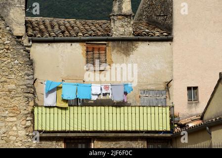 Lavanderia o Lavaggio asciugatura su linea di lavaggio o linea di vestiti su balcone nella città vecchia Nyons Drôme Provence Francia Foto Stock
