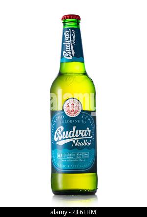 LONDRA,UK - 02 MAGGIO 2022: Birra di birra bianca senza alcool Budvar czech lager. Foto Stock