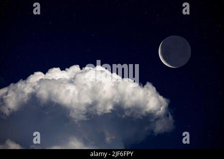 Fantasy paesaggio notturno, luna di mezzaluna in declino circondata da stelle sopra la nuvola. Immagine daydreaming. Foto Stock