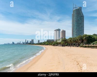 Na Jomtien Beach , distretto di Sattahip a Chonburi, Tailandia. Spiagge di Jomtien e Pattaya visibili sullo sfondo. Foto Stock