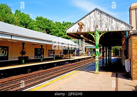 Stazione della metropolitana di West Kensington, Londra, Inghilterra Foto Stock