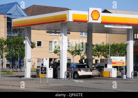 Kastrup/Copenhagen/Denmark/30 Giugno l2022/Stazione di ricarica Shell benzina e Shell con benzina a prezzi elevati a bordo di una stazione di benzina sheel nella capitale danese. (Foto..Francis Dean/Dean Pictures) Foto Stock
