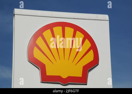 Kastrup/Copenhagen/Denmark/30 Giugno l2022/Stazione di ricarica Shell benzina e Shell con benzina a prezzi elevati a bordo di una stazione di benzina sheel nella capitale danese. (Foto..Francis Dean/Dean Pictures) Foto Stock