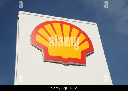 Kastrup/Copenhagen/Denmark/30 Giugno l2022/Stazione di ricarica Shell benzina e Shell con benzina a prezzi elevati a bordo di una stazione di benzina sheel nella capitale danese. (Foto..Francis Dean/Dean Pictures) Foto Stock