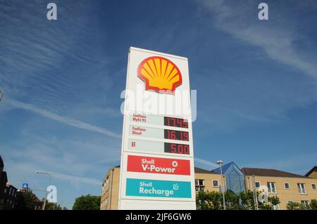 Kastrup/Copenhagen/Denmark/30 Giugno l2022/Stazione di ricarica Shell benzina e Shell con benzina a prezzi elevati a bordo di una stazione di benzina sheel nella capitale danese. (Foto..Francis Dean/Dean Pictures) Foto Stock