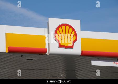 Kastrup/Copenhagen/Denmark/30 Giugno l2022/Stazione di ricarica Shell benzina e Shell con benzina a prezzi elevati a bordo di una stazione di benzina sheel nella capitale danese. (Foto..Francis Dean/Dean Pictures) Foto Stock