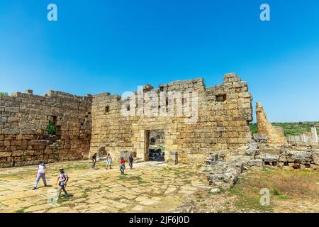 Popolare destinazione turistica rovine di Perge, un'antica città greca in Anatolia, ora nella provincia di Antalya in Turchia. Foto Stock