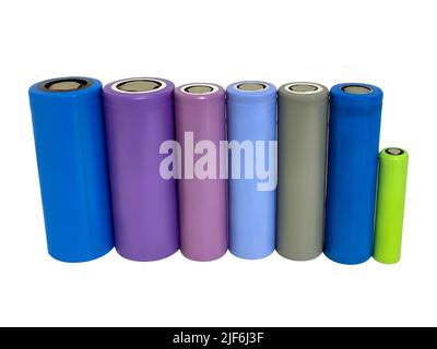 Una fila di batterie ricaricabili agli ioni di litio in blu e verde, disposte in base alle dimensioni dalla più grande alla più piccola, da sinistra a destra. Foto Stock