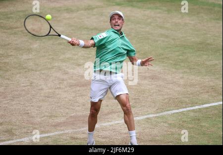 Halle, Germania. 17th giugno 2022. Tennis: ATP Tour single, uomini, quarti di finale, Medvedev (Russia) - Bautista Aut (Spagna). Roberto Bautista Aut suona una mano d'avanti. (A dpa 'Spaniard Bautista Aut out a Wimbledon a causa di Corona infezione') Credit: Friso Gentsch/dpa/Alamy Live News Foto Stock