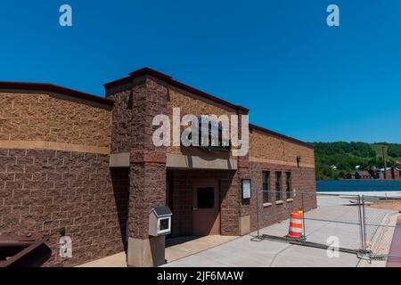 Houghton, MI, Stati Uniti d'America - 20 giugno 2022: Ingresso al cartello della biblioteca del distretto di Portage Lake Foto Stock