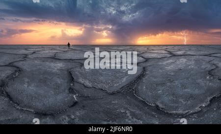 Paesaggio mozzafiato di superficie ruvida di laguna salata in Huelva sotto il cielo solato Foto Stock