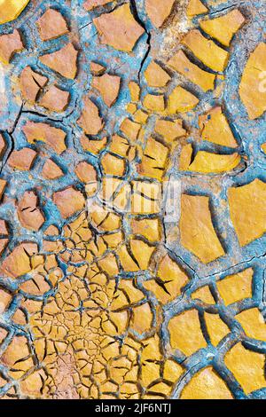 Fondo pieno di telaio testurizzato di terreno asciutto coperto di crepe in giornata di sole in barren Foto Stock