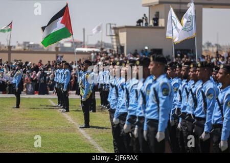 Khan Yunis, territori palestinesi. 30th giugno 2022. I membri delle forze di sicurezza palestinesi di Hamas partecipano a una sfilata militare in occasione di una cerimonia pubblica di laurea per ufficiali di polizia, durante la quale i cadetti mostrano le loro capacità militari. Hamas sta intensificando i corsi militari per i suoi poliziotti per prepararli a potenziali scontri con le forze israeliane. Credit: Mohammed Talatene/dpa/Alamy Live News Foto Stock