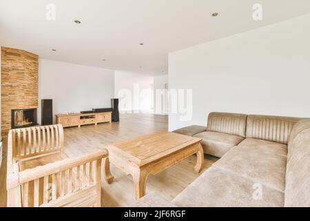 Camino interno con tavolo e panca in legno Foto stock - Alamy